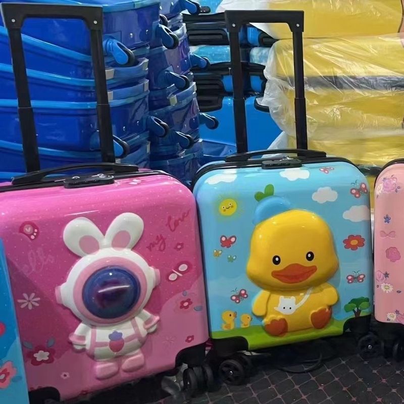 エコ・ヴォイアジャーは 持続可能な子どもたちの 未来の旅行者のための荷物を引きずり