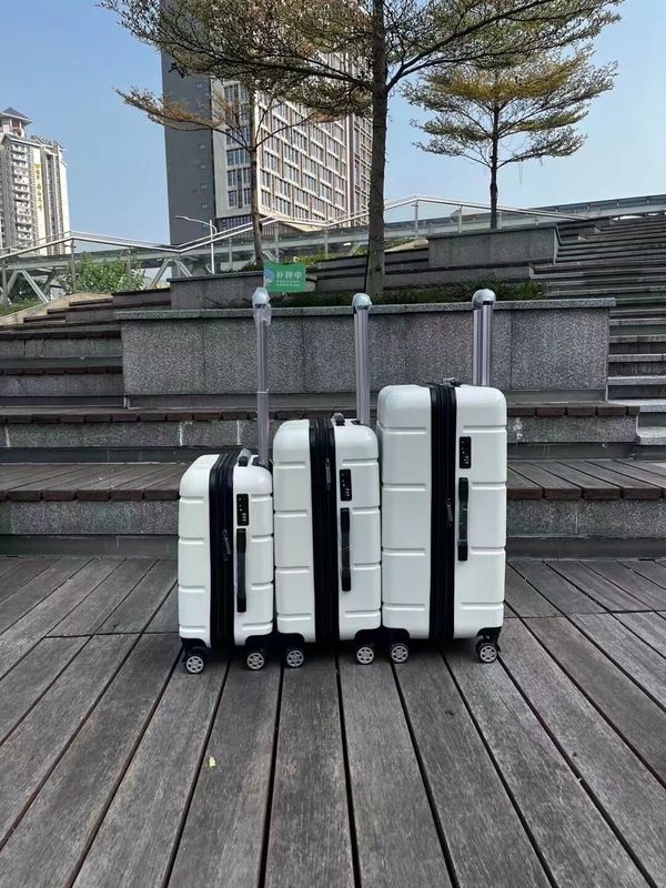 新しいデザイン キャリー・オン スーツケース ABS+PC バッグセット ハードシェル旅行バッグ スーツケースセット