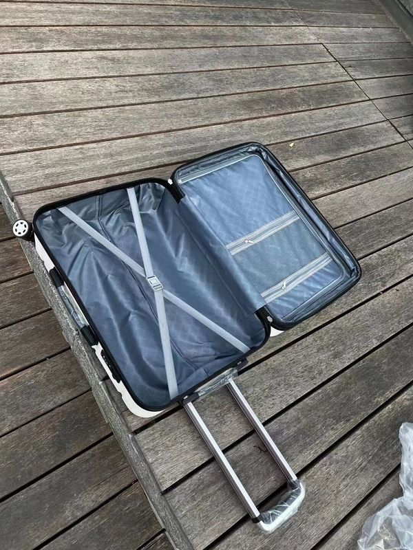 新しいデザイン キャリー・オン スーツケース ABS+PC バッグセット ハードシェル旅行バッグ スーツケースセット