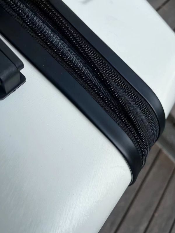 新しいデザイン キャリー・オン スーツケース ABS+PC バッグセット ハードシェル旅行バッグ スーツケースセット
