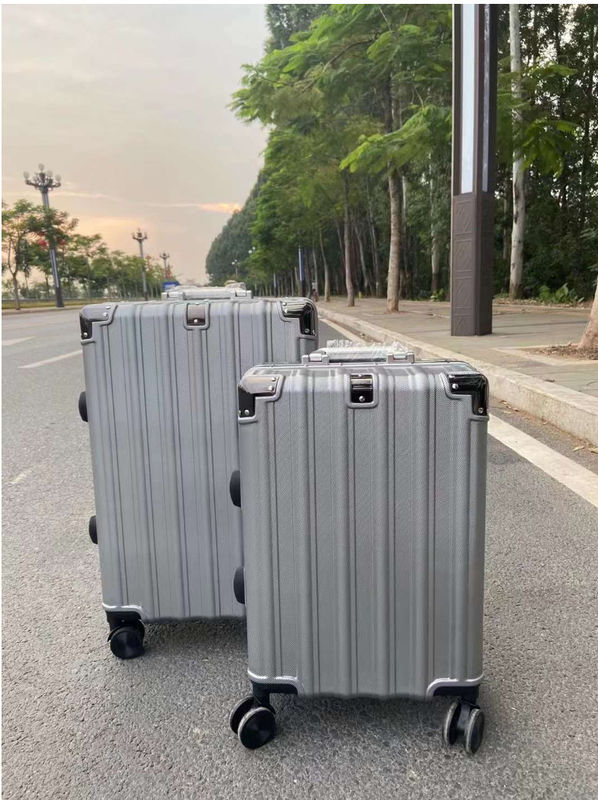新しい荷物 ハードサイド用の車輪付き 立方型荷物 ローリングスーツケース 旅行のための軽量 休暇